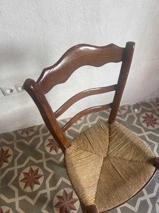 Silla antigua de madera y ratán