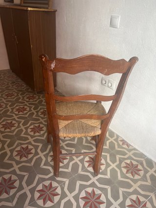 Silla antigua de madera y ratán