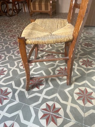 Silla antigua de madera y ratán
