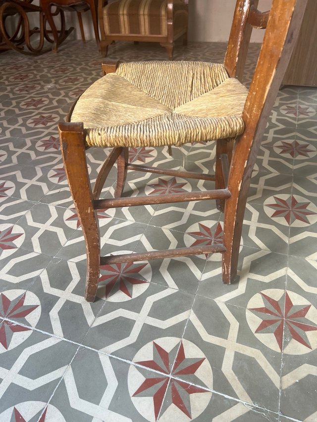 Silla antigua de madera y ratán
