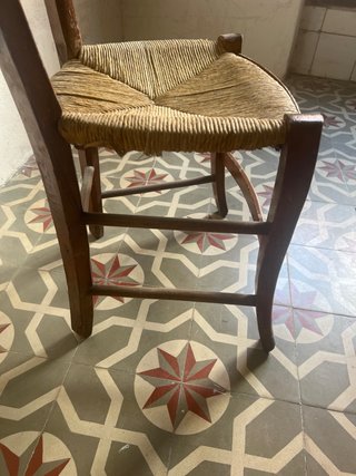 Silla antigua de madera y ratán