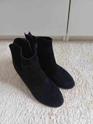 Botines negros de ante con tacón