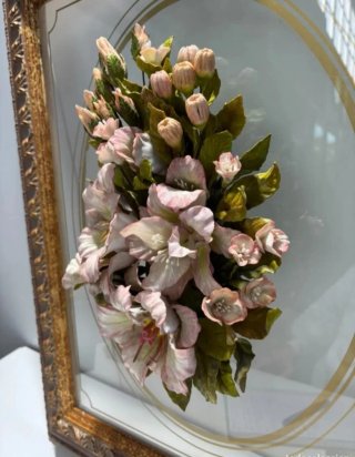 CUADRO ANTIGUO FLORES PORCELANA RELIEVE CON FIRMA