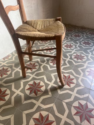 Silla antigua de madera y yute