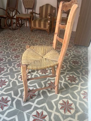 Silla antigua de madera y yute