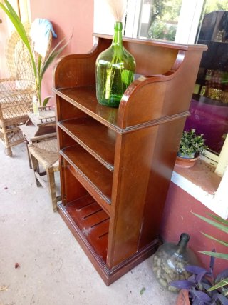 Mueble de madera con estante