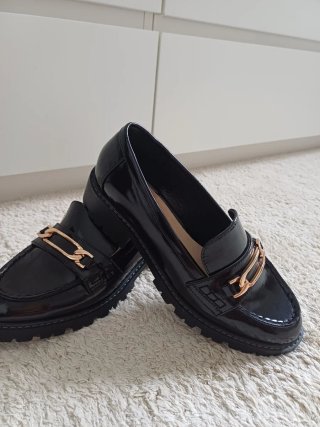 Zapatos negros charol con hebilla dorada