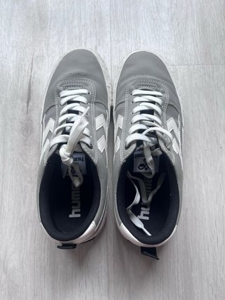 Zapatillas Hummel grises y blancas