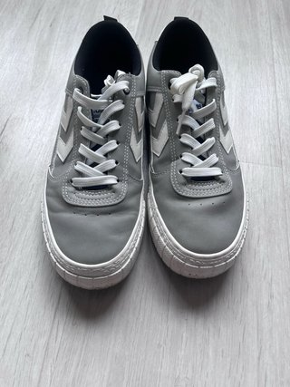 Zapatillas Hummel grises y blancas
