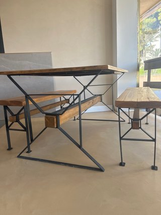 Mesa y bancos trabajados  con patas de forja unica