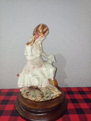 Figura de niña con cordero