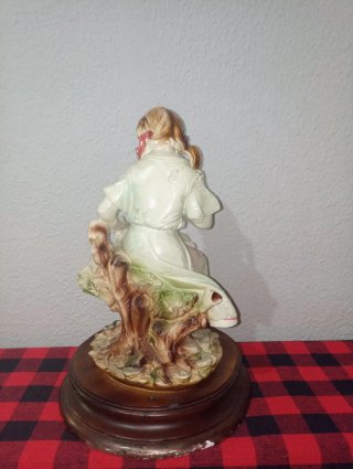 Figura de niña con cordero