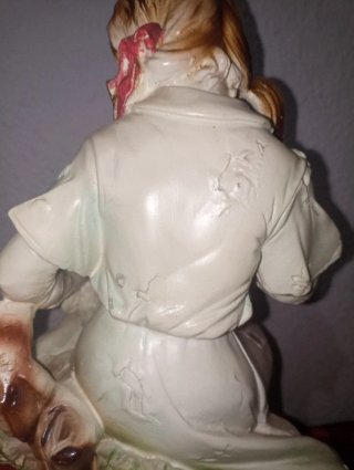 Figura de niña con cordero