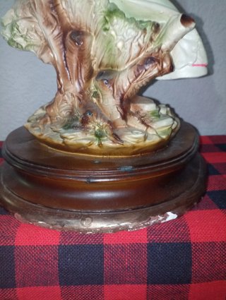 Figura de niña con cordero