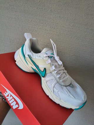 Nike V2k Run Bianco/Dusty Cactus Tg 44 EU