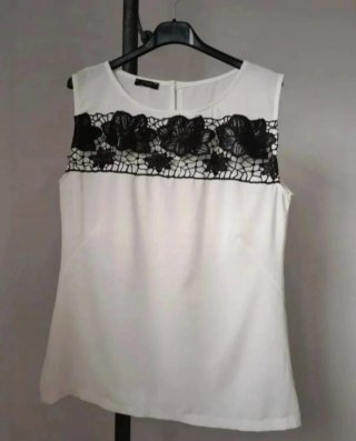 Blusa blanca con detalle floral negro
