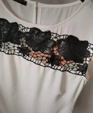 Blusa blanca con detalle floral negro