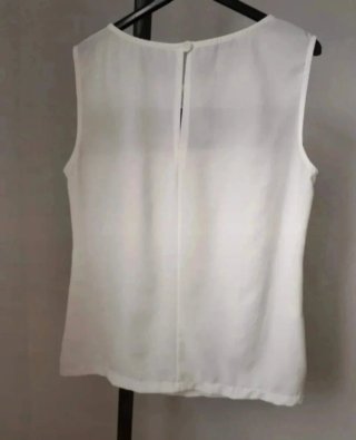 Blusa blanca con detalle floral negro