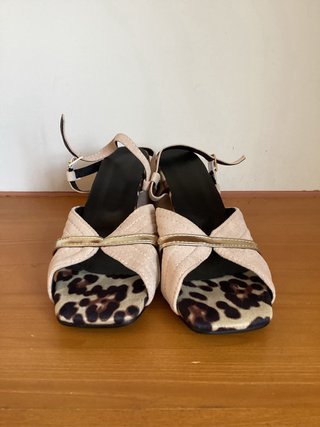 Sandalias de tacón doradas y rosas