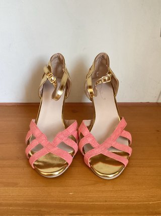 Sandalias de tacón doradas y rosas