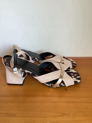 Sandalias de tacón doradas y rosas