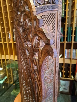 Biombo oriental de madera tallada