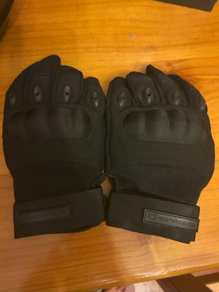 Casco de moto negro con visera