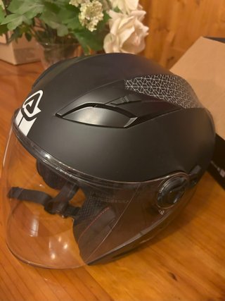 Casco de moto negro con visera