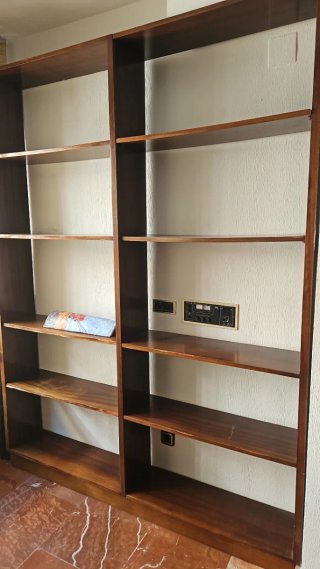 Estantería de madera marrón