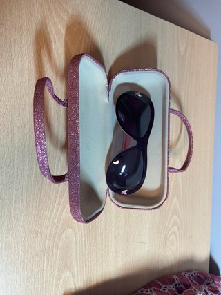 Gafas de sol moradas Y2K con estrellas