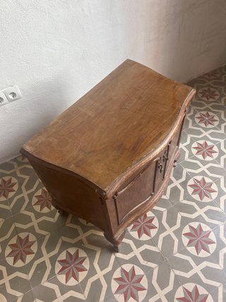 Mesita de noche antigua de madera