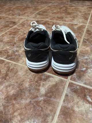 Zapatillas Asics Blancas y Marrones