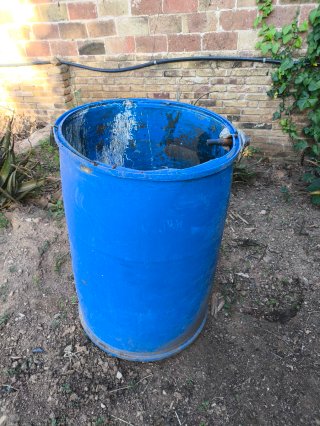 Bidón plástico azul para agua huerto