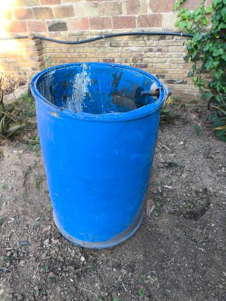 Bidón plástico azul para agua huerto