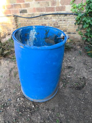 Bidón plástico azul para agua huerto