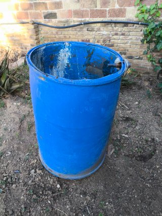 Bidón plástico azul para agua huerto