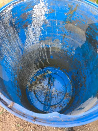 Bidón plástico azul para agua huerto