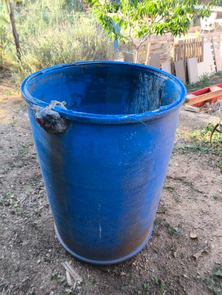 Bidón plástico azul para agua huerto