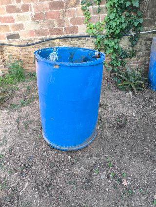 Bidón plástico azul para agua huerto