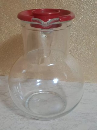 Caraffa in vetro con coperchio rosso