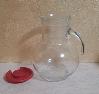Caraffa in vetro con coperchio rosso