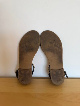 Sandalias negras con tachuelas