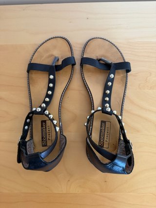 Sandalias negras con tachuelas