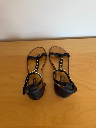 Sandalias negras con tachuelas
