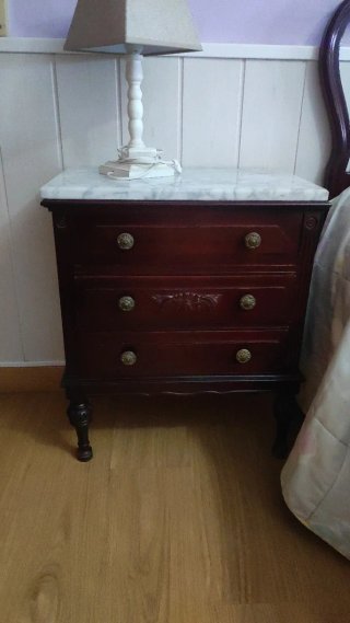 Comodini in legno e marmo