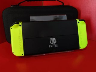 Nintendo Switch OLED Amarilla + Accesorios