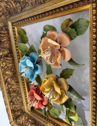 CUADRO ANTIGUO FLORES PORCELANA RELIEVE CON FIRMA