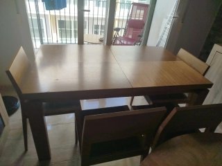 Mesa de comedor y 4 sillas de madera