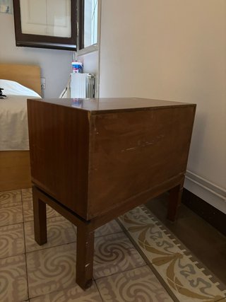Mueble bajo de madera con detalles dorados