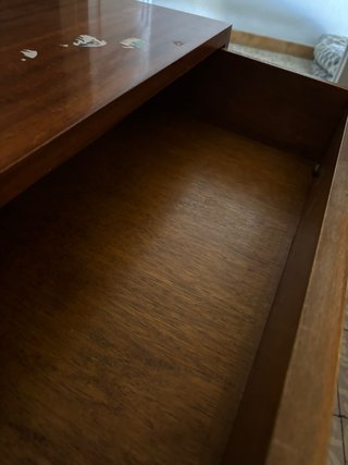 Mueble bajo de madera con detalles dorados